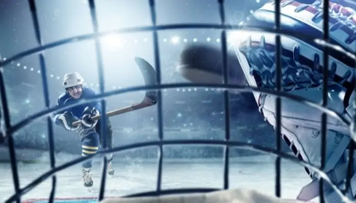 Vue depuis l'intérieur d'une visière de hockeyeur avec un joueur qui envoie la rondelle.