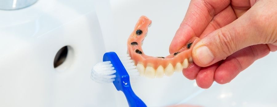 Prothèse dentaire : comment l'entretenir? - Docteur Ha Ludovic